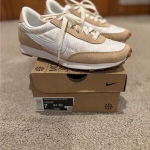 Nike Women's Sneakers in White and Tan